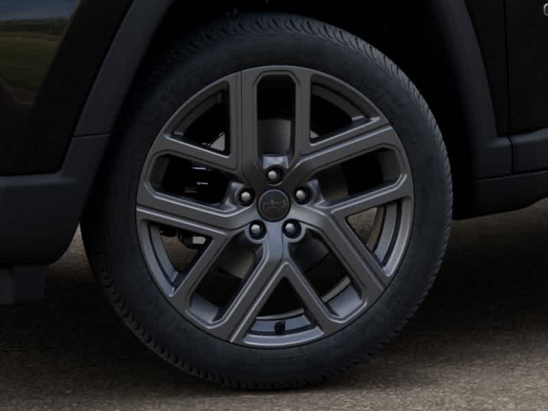 New 2026 Diamond Black Crystal Pearl-Coat Exterior Paint Jeep Latitude image 8