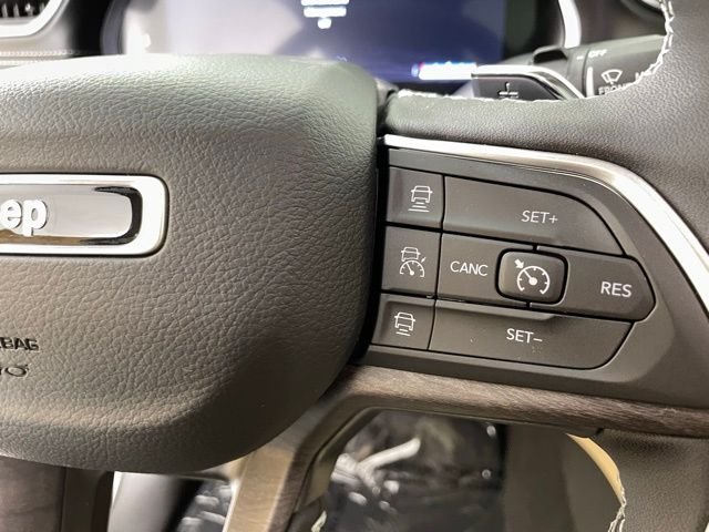 New 2025 Bright White Clear-Coat Exterior Paint Jeep Limited image 14