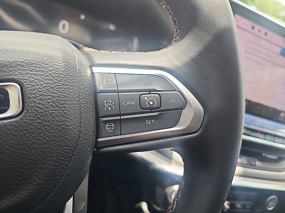 Used 2022 Diamond Black Crystal Pearlcoat Jeep Limited image 24
