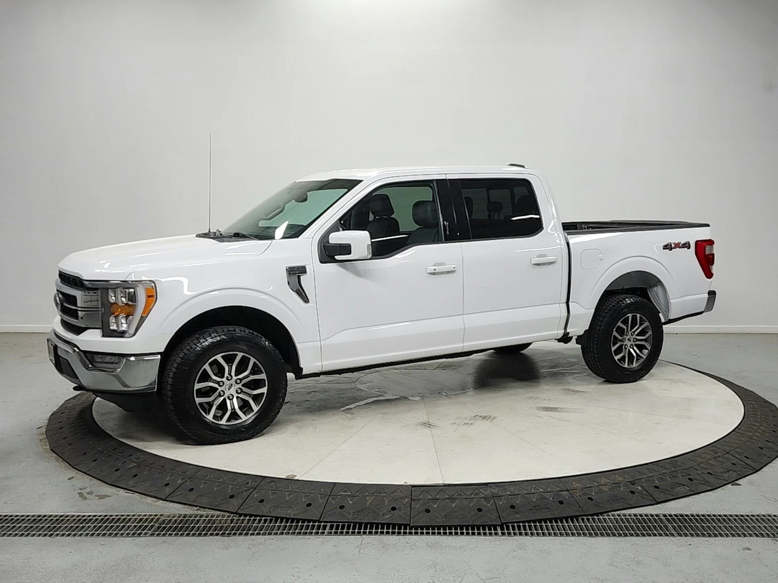 Used 2021 White Ford Lariat image 3