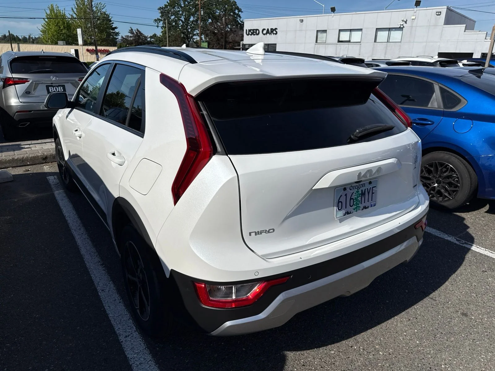 Used 2023 Snow White Pearl Kia EX image 4