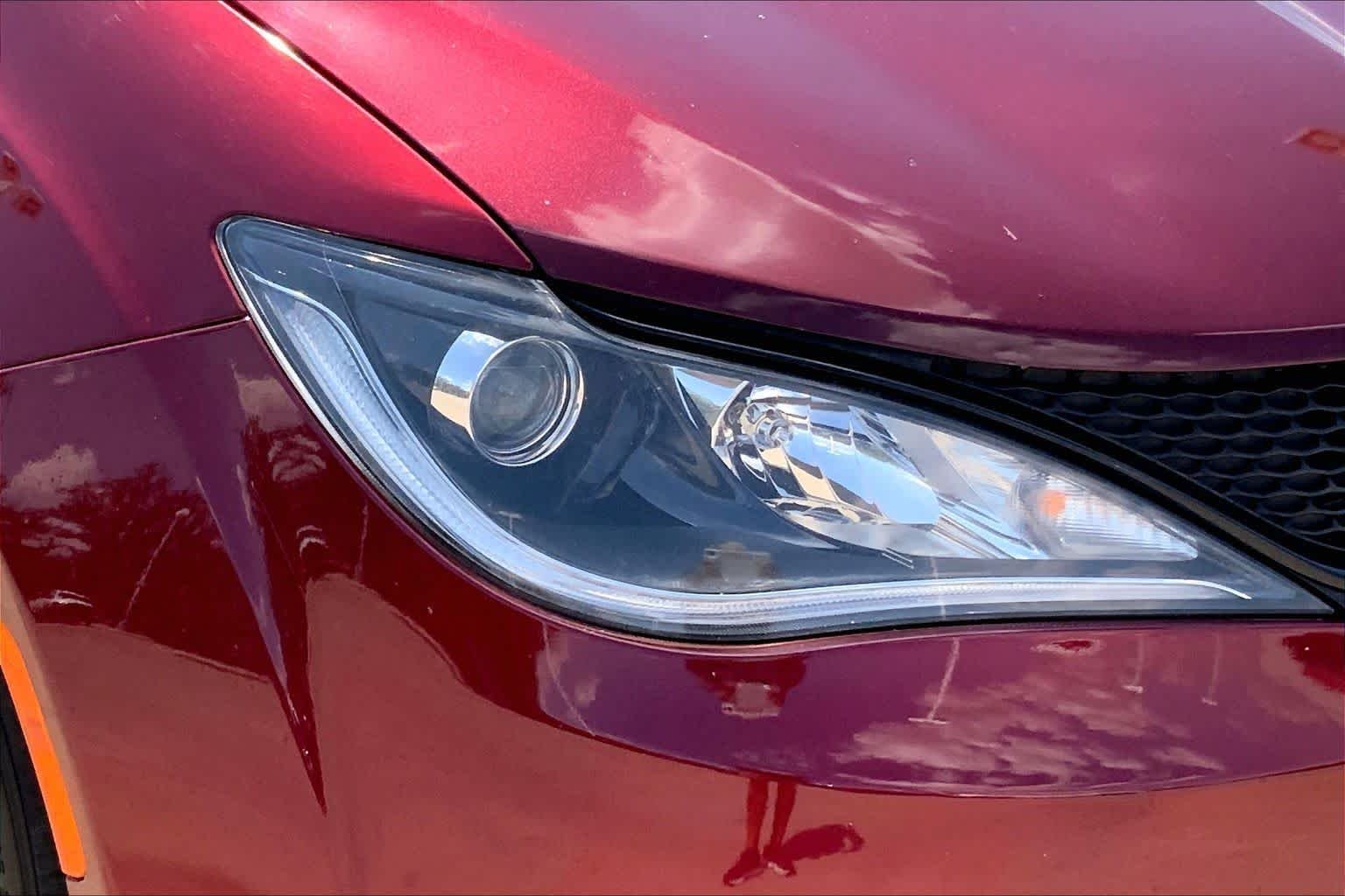 Used 2020 Velvet Red Pearlcoat Chrysler Touring L image 27