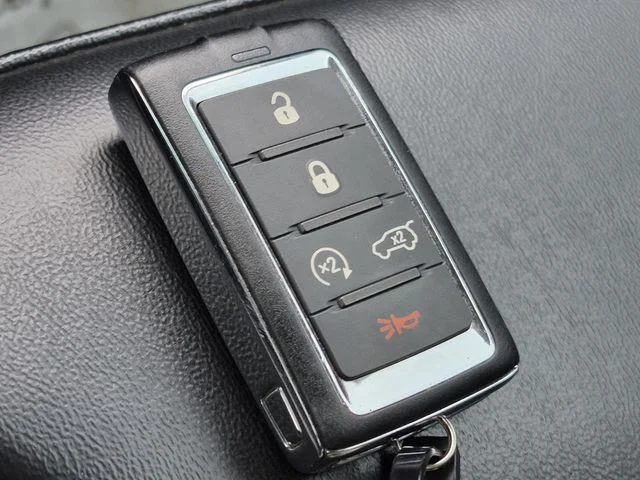 Used 2024 Diamond Black Crystal Pearlcoat Jeep Limited image 34