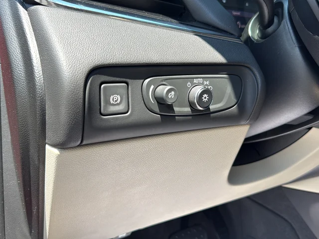 Used 2020 Red Buick Essence image 28