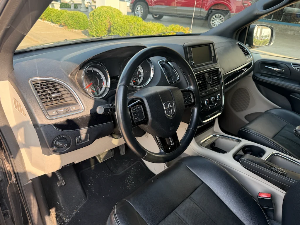 Used 2019 Black Onyx Crystal Pearlcoat Dodge SXT image 3
