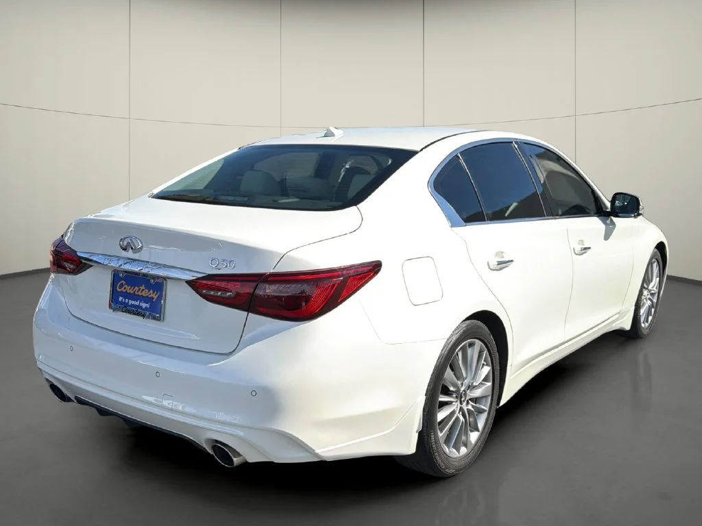 Used 2023 White INFINITI LUXE image 7