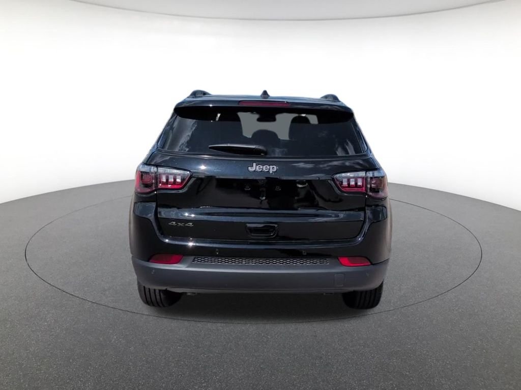 New 2026 Diamond Black Crystal Pearl-Coat Exterior Paint Jeep Limited image 7
