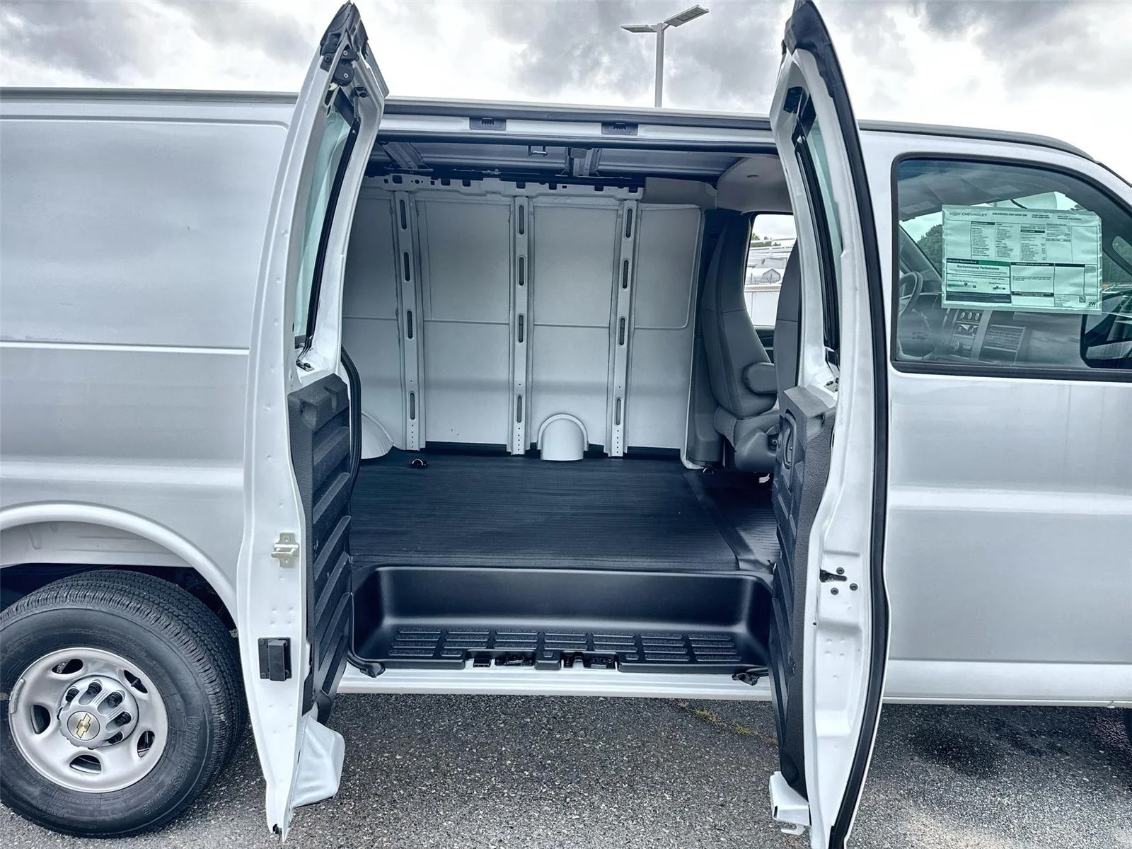 New 2026 Summit White Chevrolet 1WT image 23