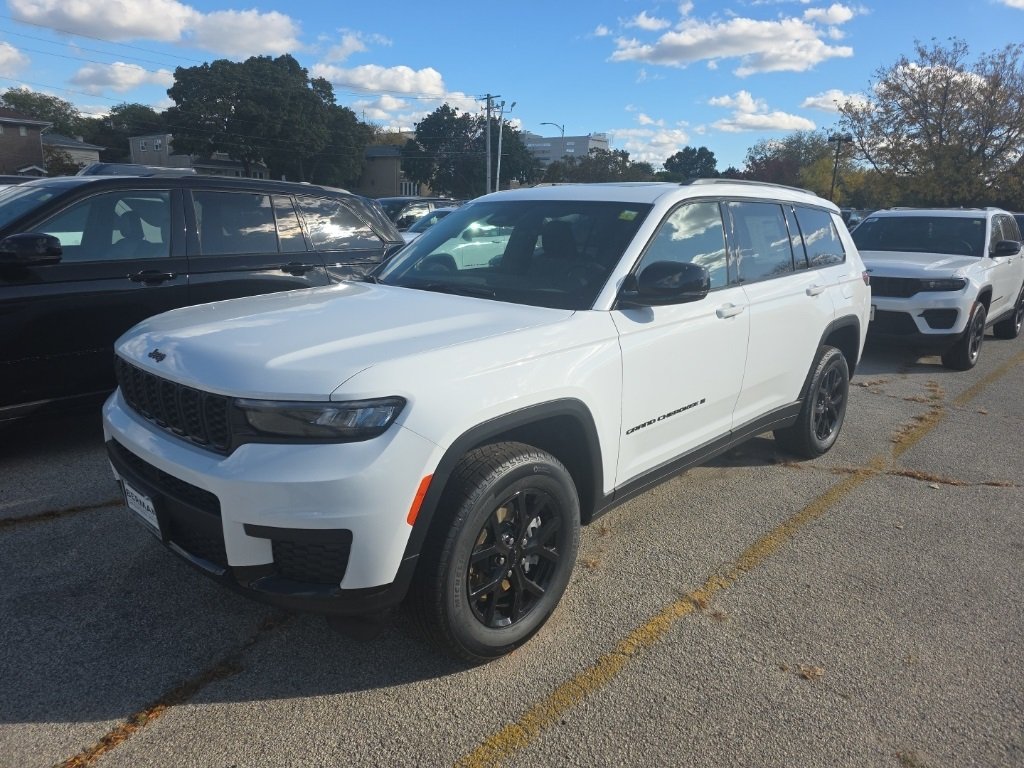 2025 Jeep Grand Cherokee Altitude photo 3