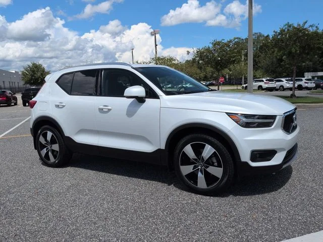Used 2021 White Volvo Momentum image 2
