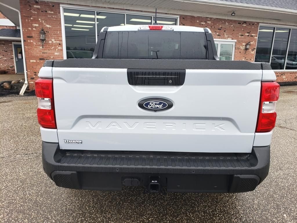 New 2025 Space White Metallic Ford XLT image 4