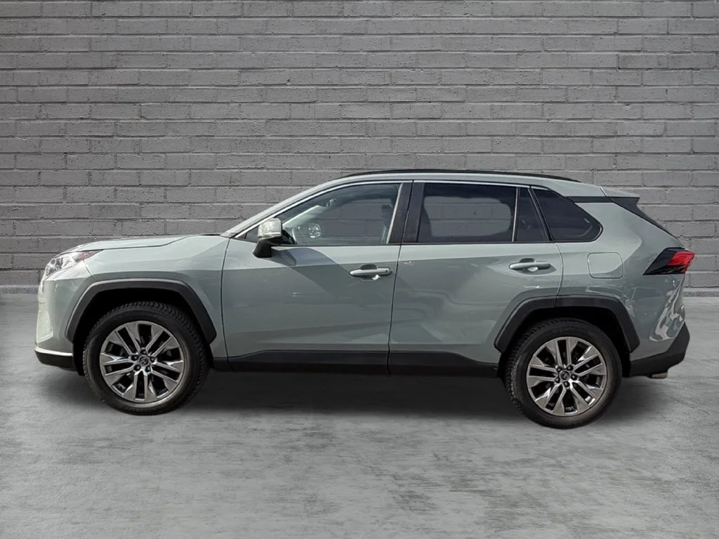 Used 2019 Lunar Toyota XLE Premium image 7