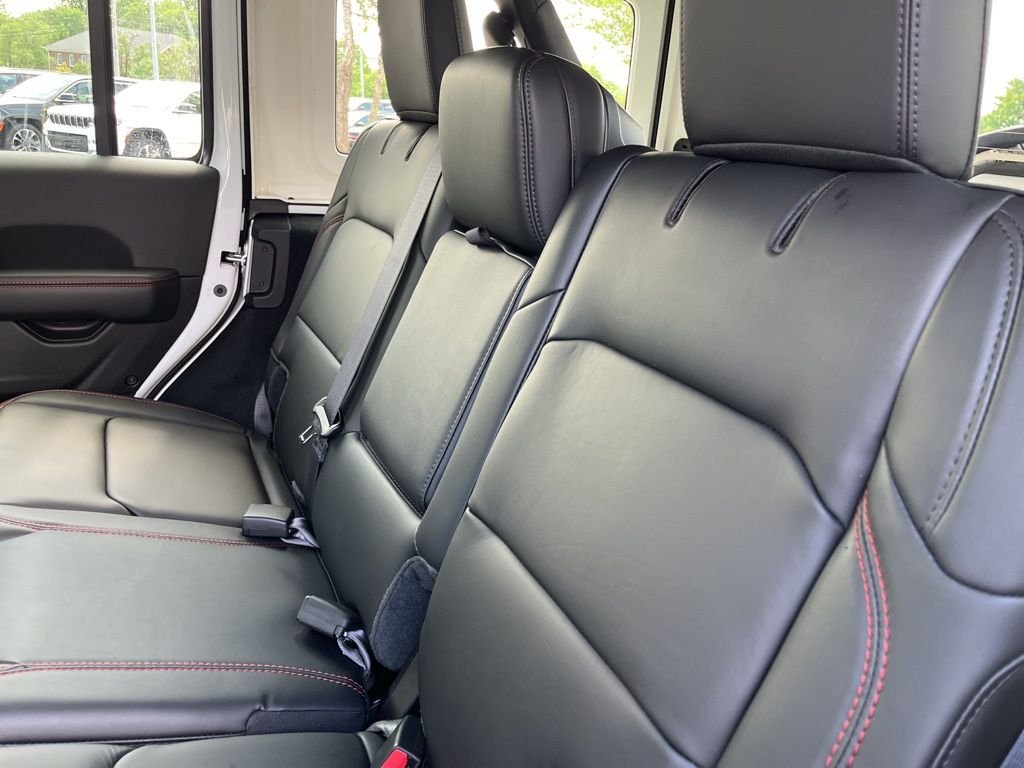 New 2026 Bright White Clear-Coat Exterior Paint Jeep Rubicon X image 39