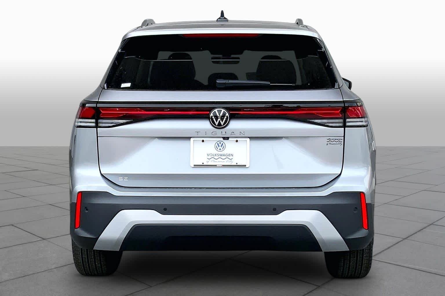 New 2026 Pyrite Silver Metallic Volkswagen SE image 4