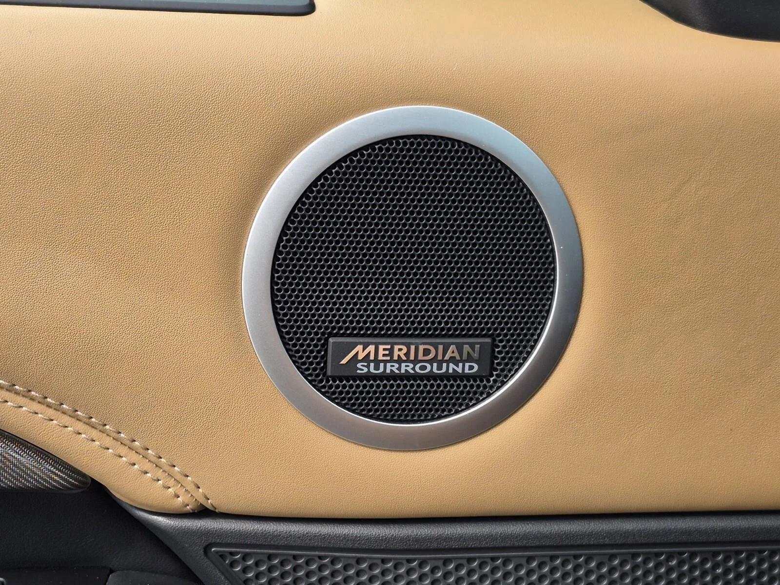 Used 2024 Fuji White Land Rover Metropolitan Edition image 38