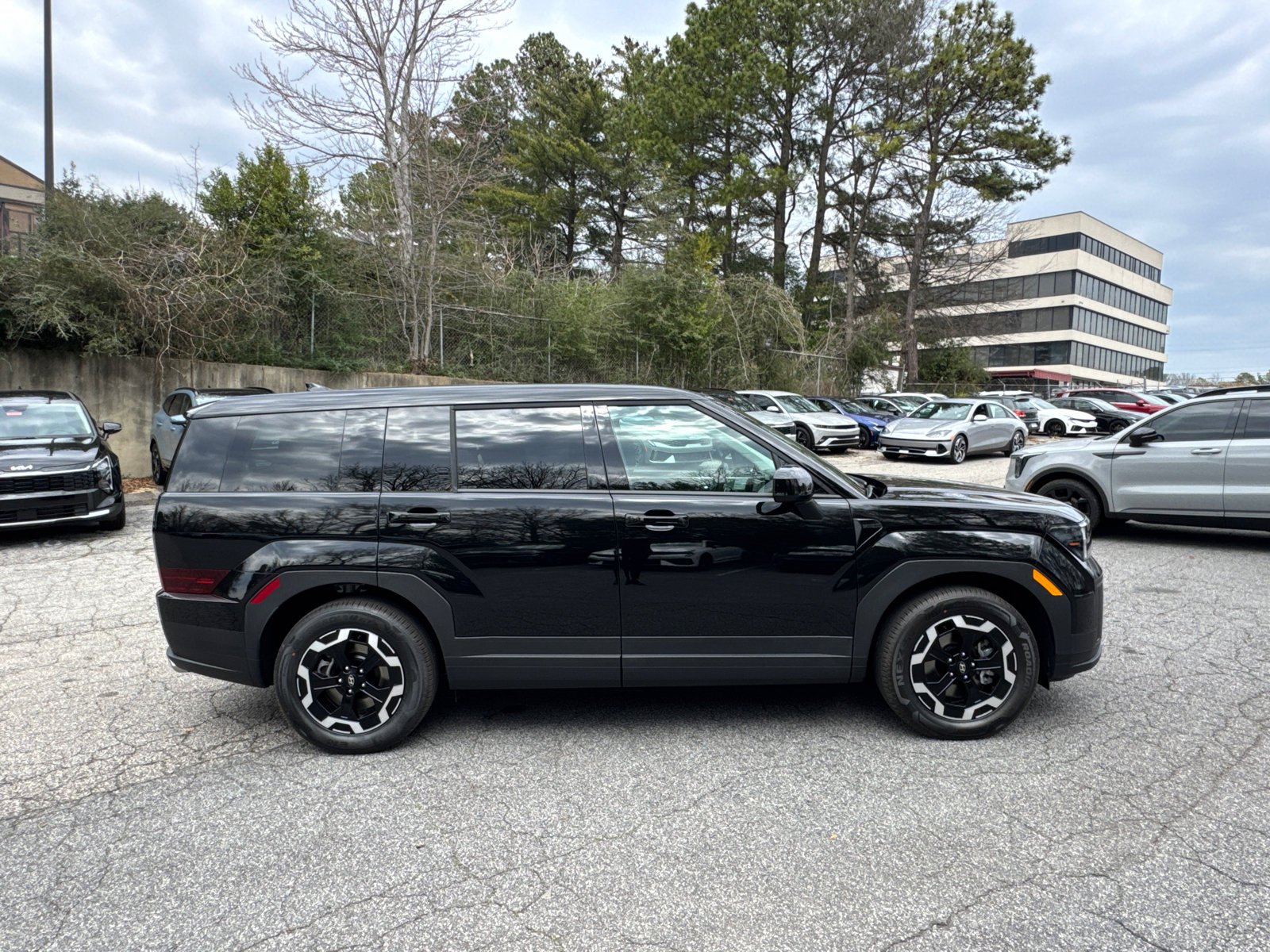 New 2026 Phantom Black Hyundai SE image 4