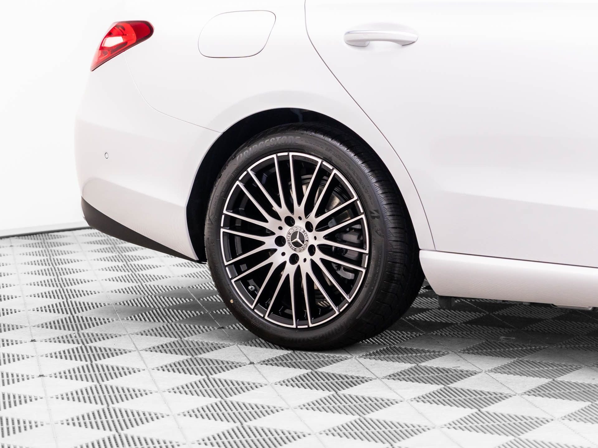 New 2026 MANUFAKTUR Moonlight White Metallic Mercedes-Benz C 300 image 41