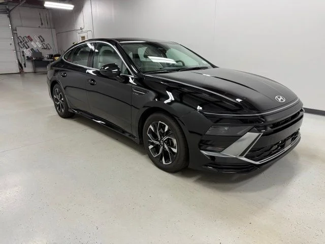 Certified Used 2025 Black Hyundai SEL image 3