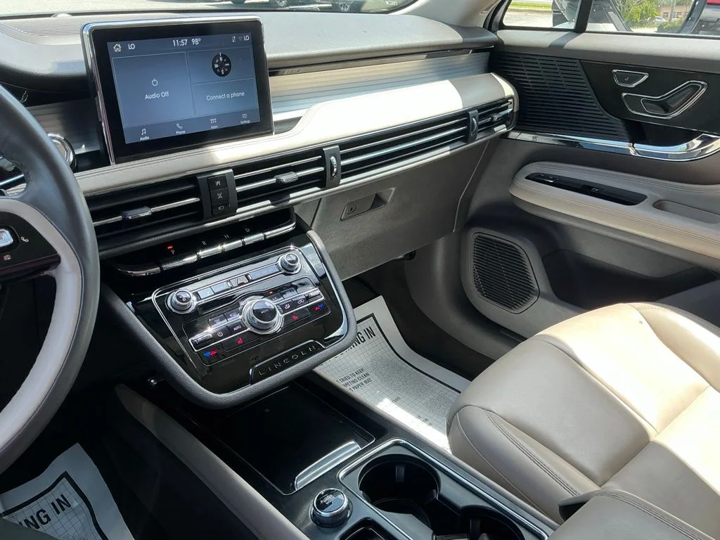 Used 2021 White Lincoln Standard image 42