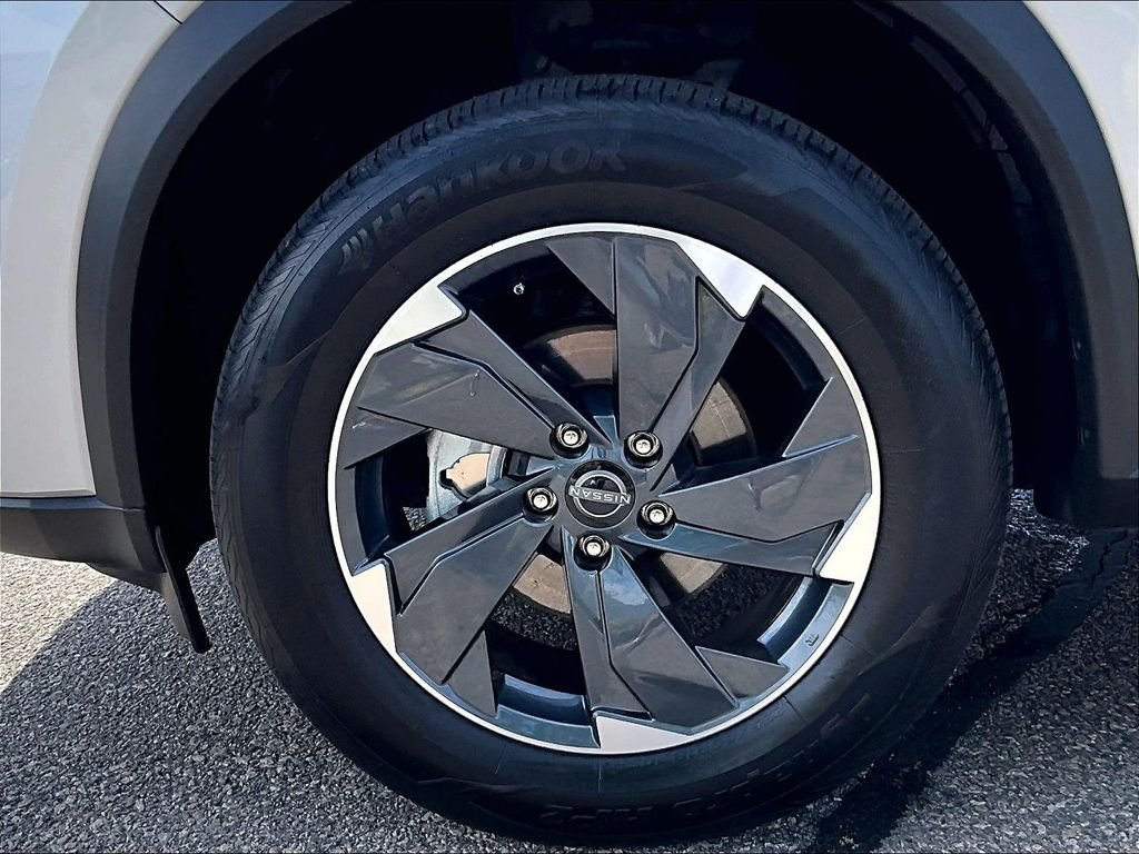 Used 2025 Silver Nissan SV image 7