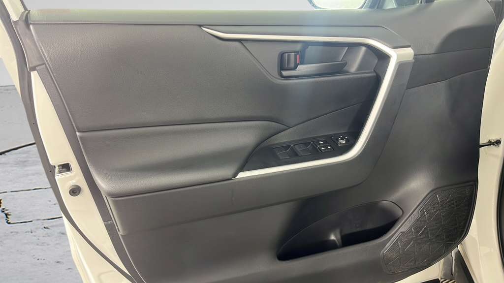2022 Toyota RAV4 LE - Photo 40