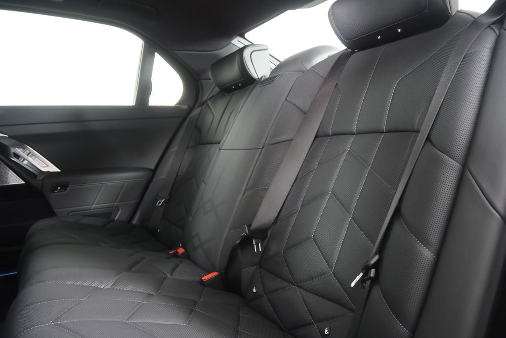 New 2026 Oxide Grey Metallic BMW xDrive60 image 16