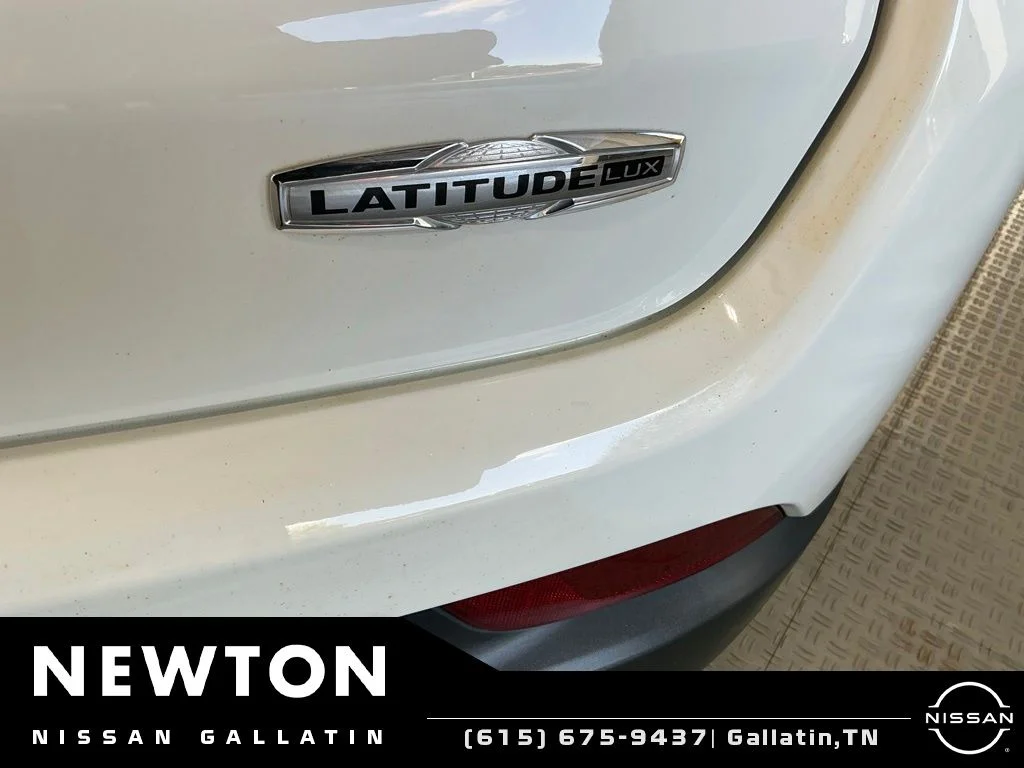 Used 2022 Bright White Clearcoat Jeep Latitude Lux image 9