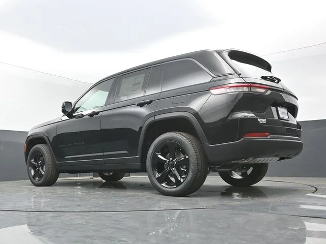 New 2026 Diamond Black Crystal Pearlcoat Jeep Limited image 41