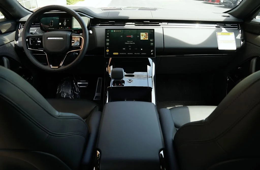 New 2026 Santorini Black Land Rover Dynamic SE image 11