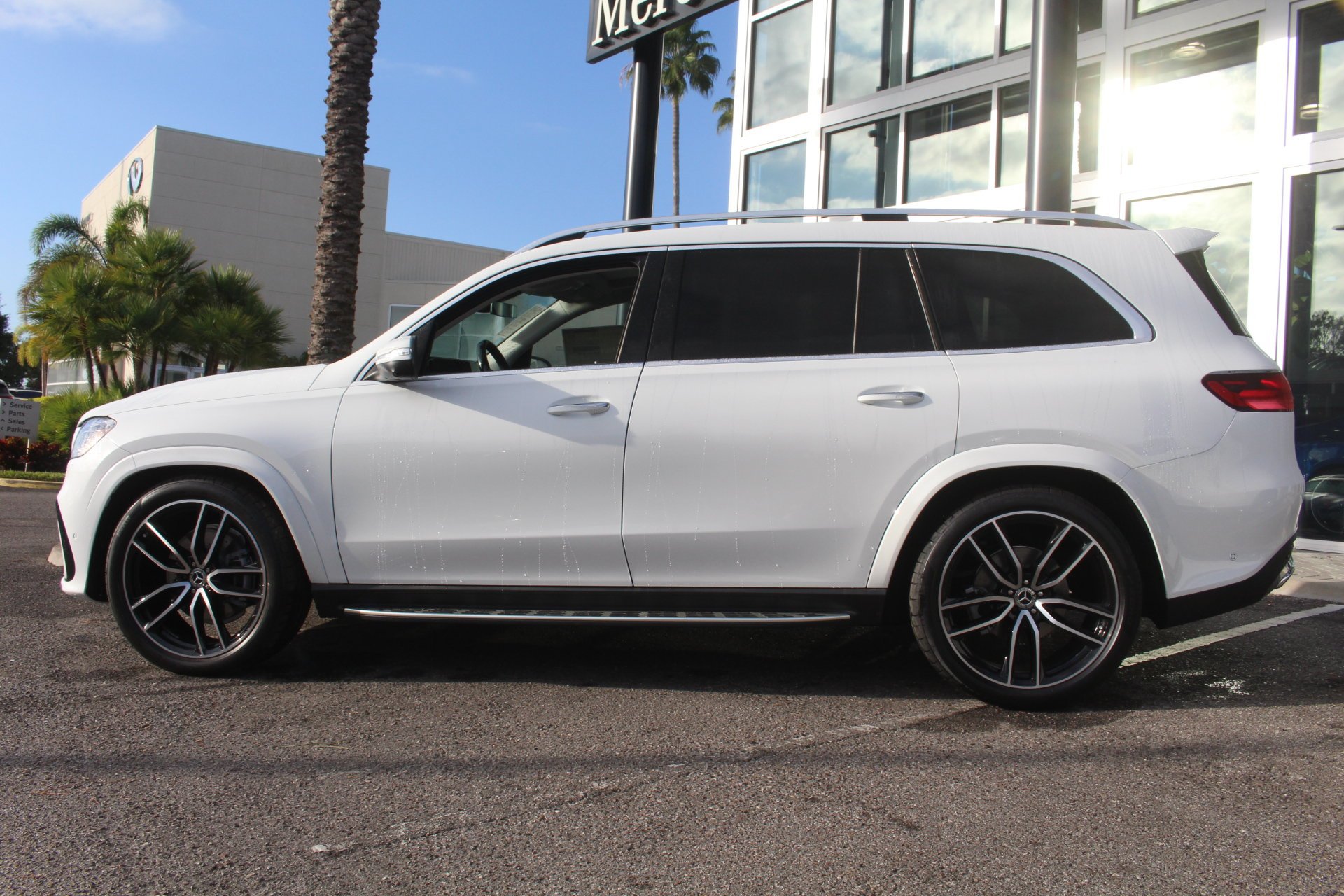 New 2026 MANUFAKTUR Moonlight White Metallic Mercedes-Benz GLS 450 image 3