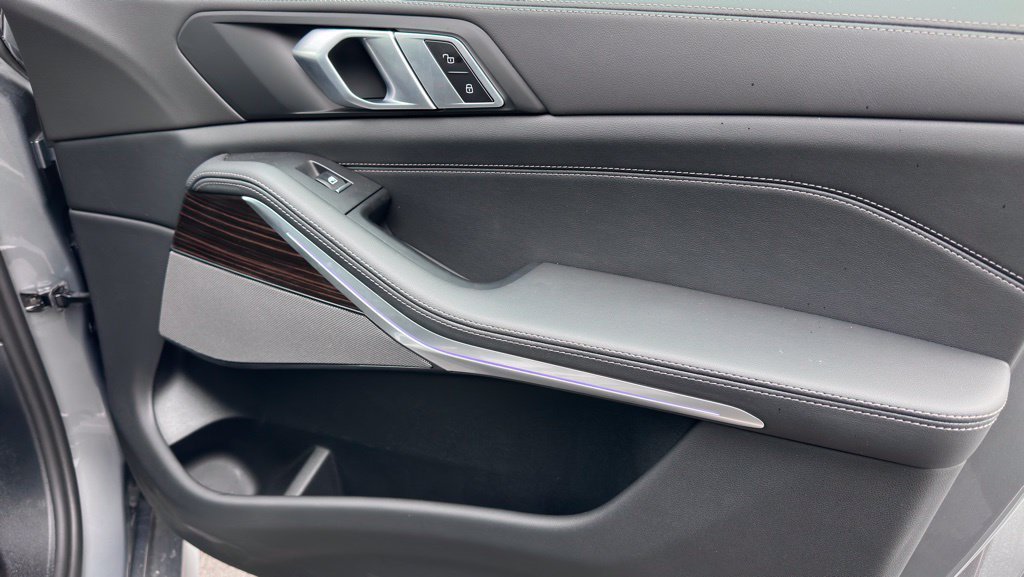 Used 2026 Skyscraper Grey Metallic BMW xDrive40i image 7