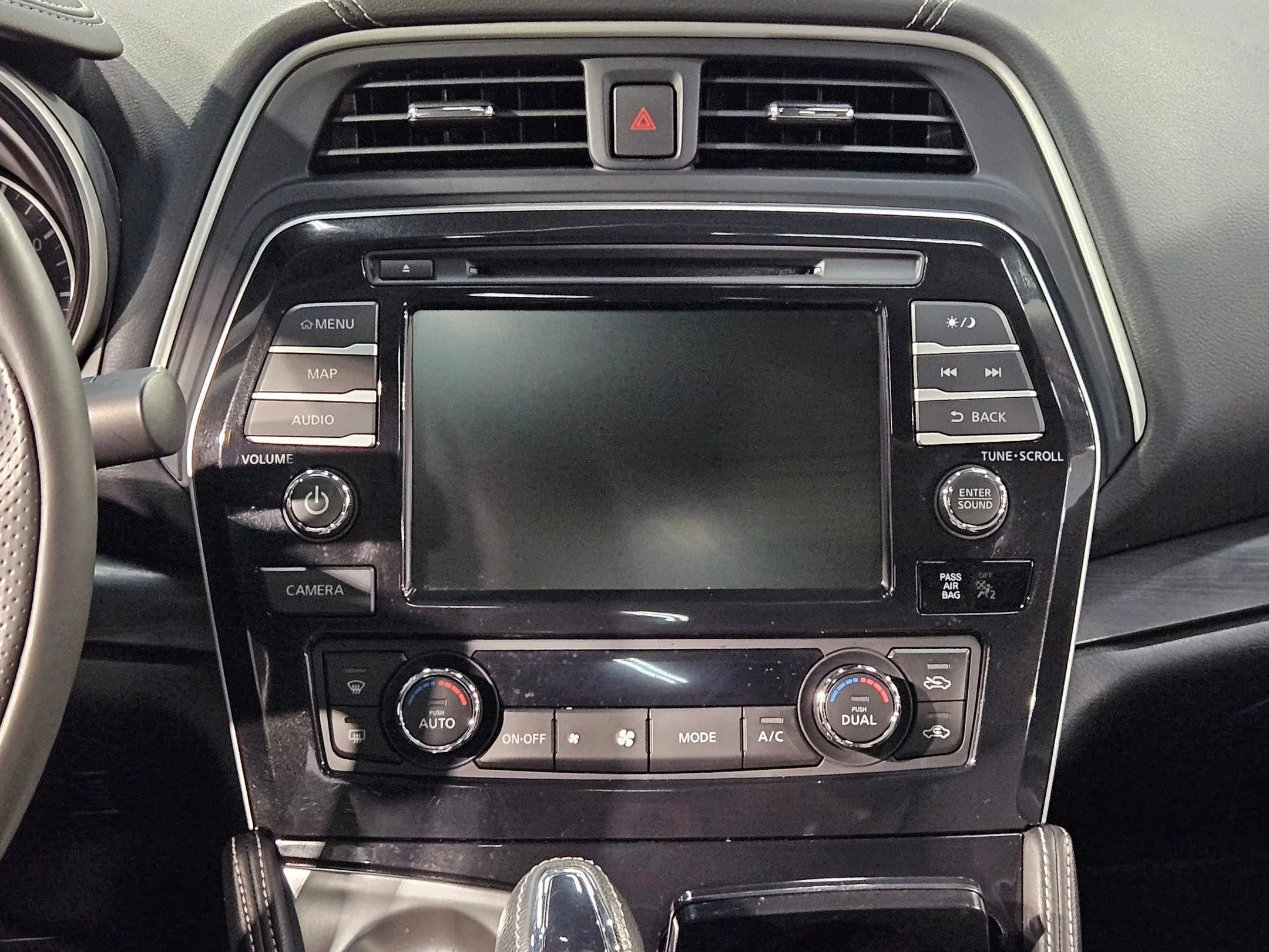Used 2020 Super Black Nissan Platinum image 16