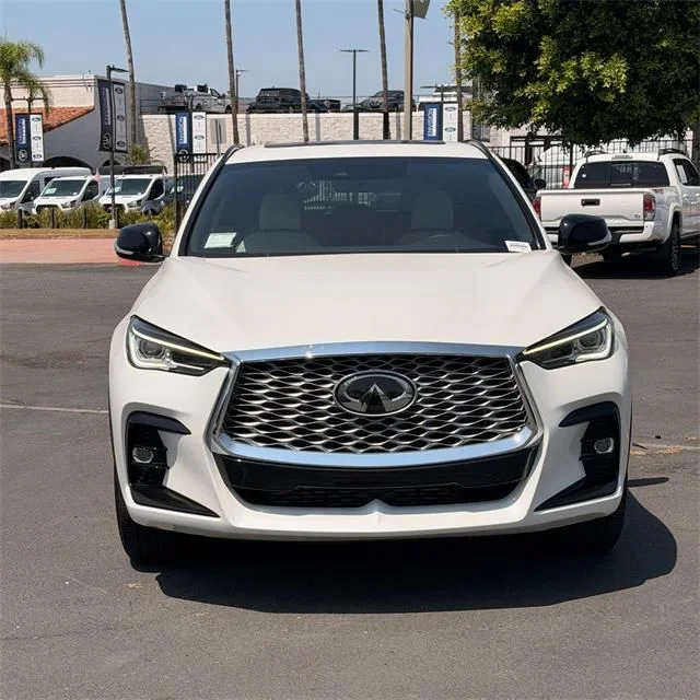 Used 2025 White INFINITI LUXE image 2