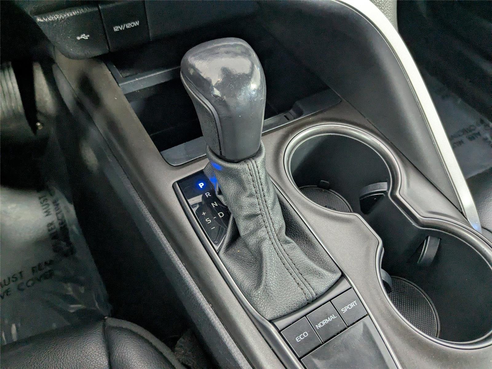 2022 Toyota Camry SE - Photo 17