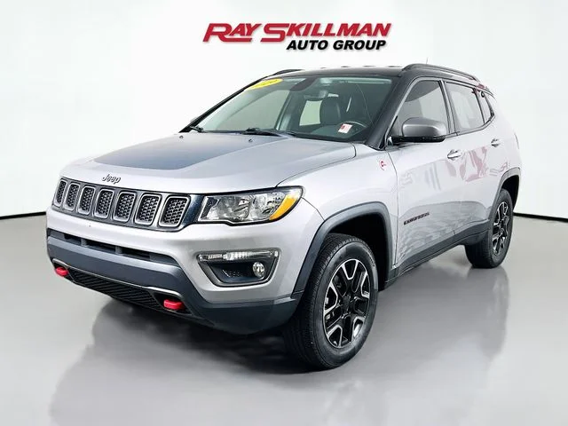 Used 2019 Silver Jeep Trailhawk image 3