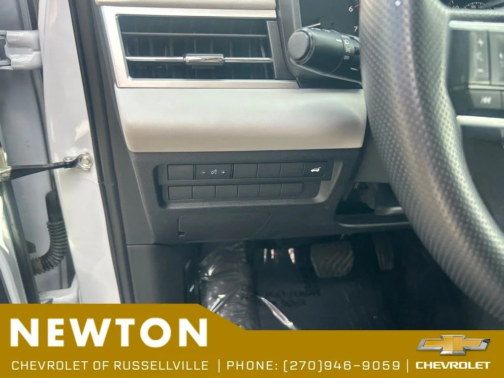 Used 2025  Mitsubishi SE image 7