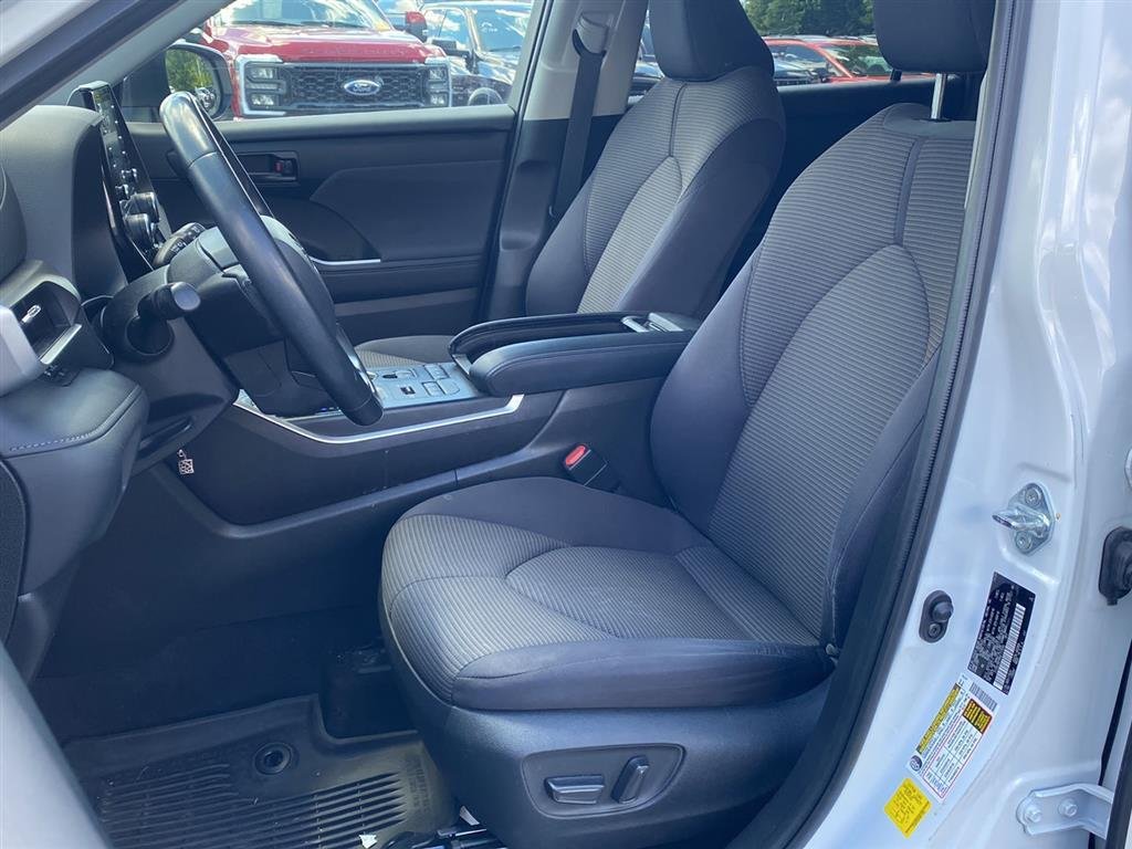 Used 2022 Wind Chill Pearl Toyota LE image 2