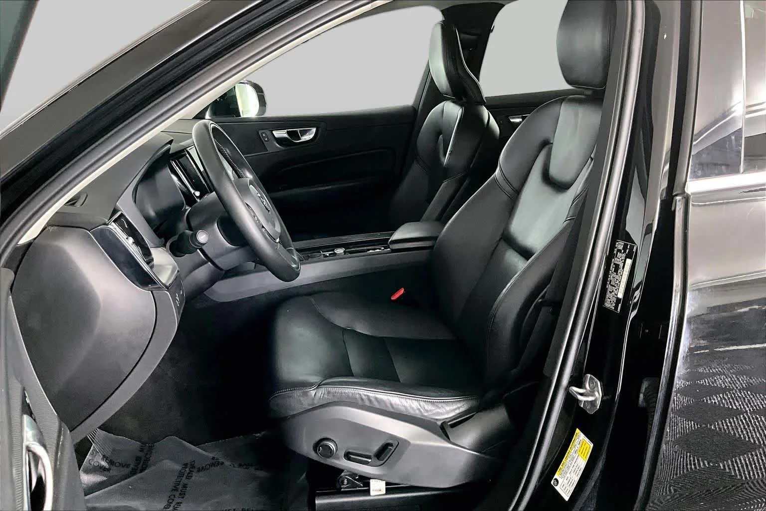 Certified Used 2019 Onyx Black Metallic Volvo Momentum image 9