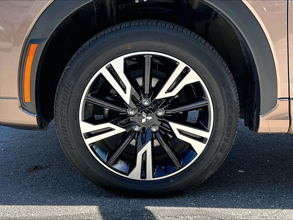Used 2024 Bronze Metallic Mitsubishi SE image 7