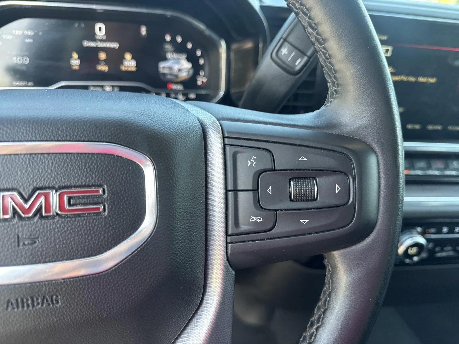 Used 2025 SUMMIT WHITE GMC SLT image 17