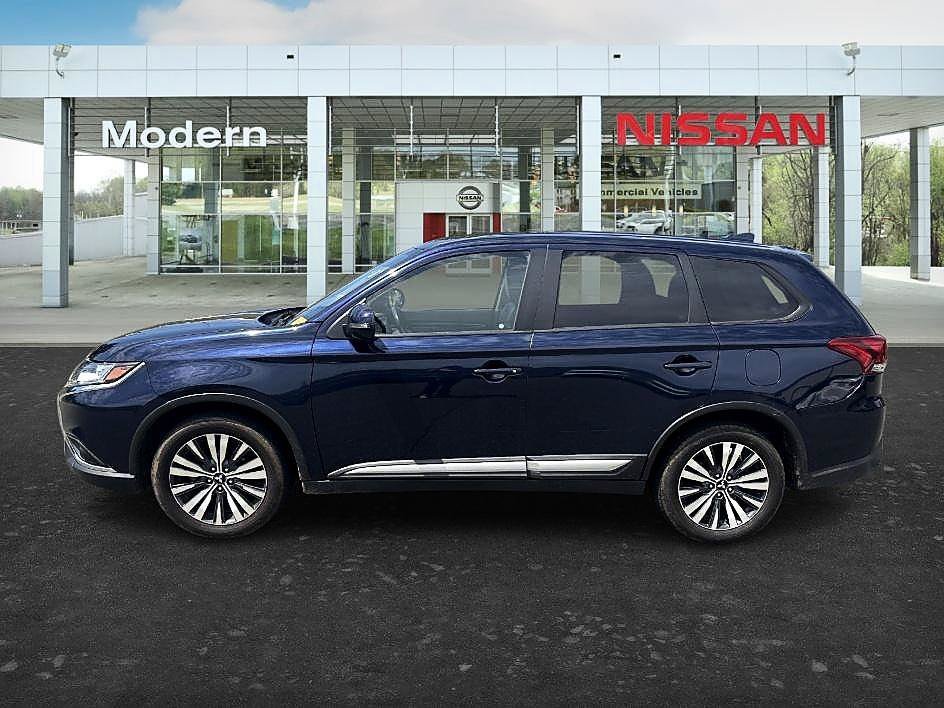Used 2020 Cosmic Blue Metallic Mitsubishi SE image 2