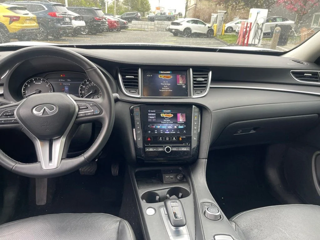 Used 2023 White INFINITI LUXE image 10