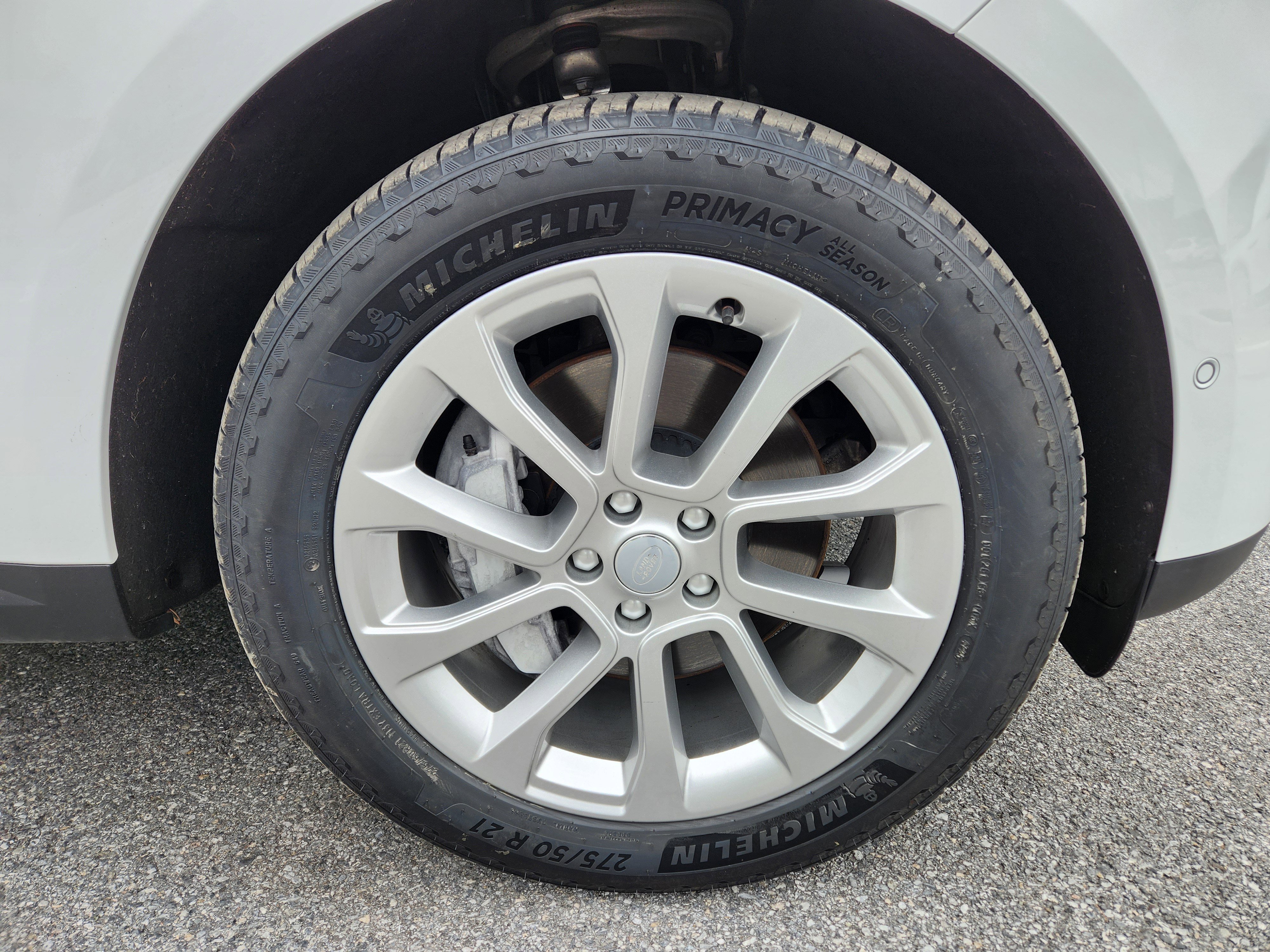Certified Used 2024 Fuji White Land Rover SE image 7