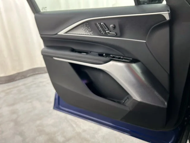 2027 Cadillac LYRIQ Signature Sport - Photo 17