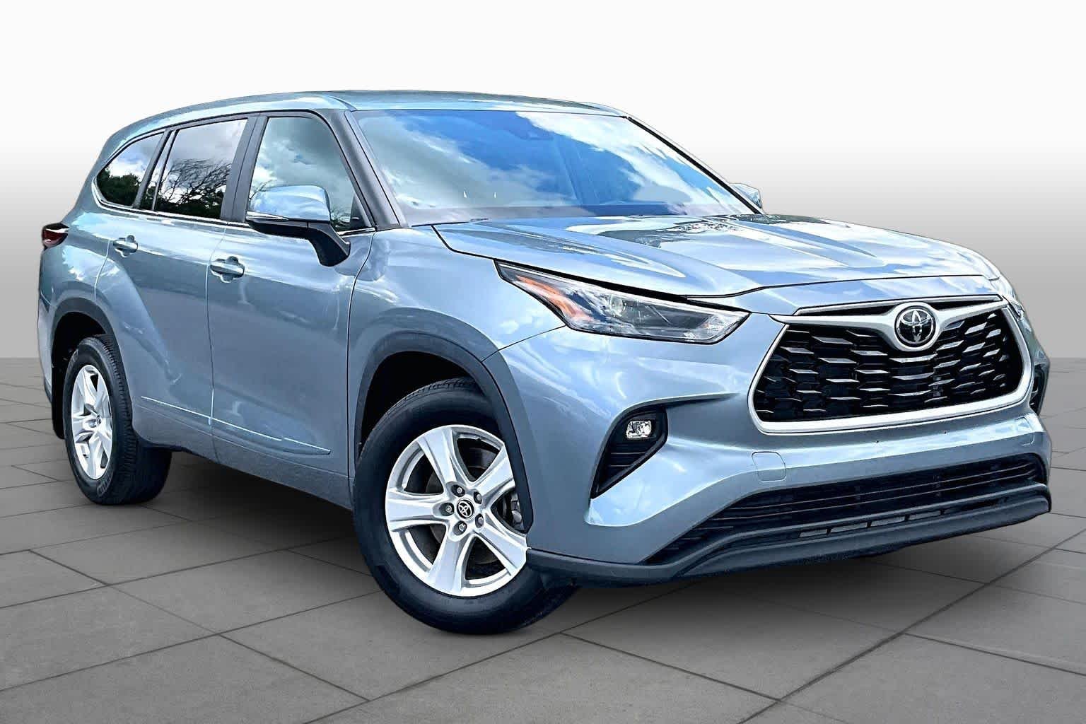 Used 2023 Moon Dust Toyota LE image 3