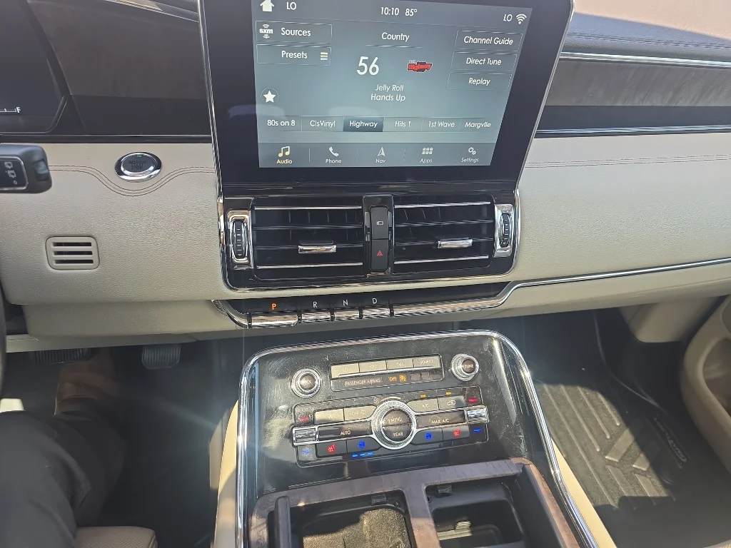 Used 2019 White Platinum Metallic Tri-Coat Lincoln Reserve image 7