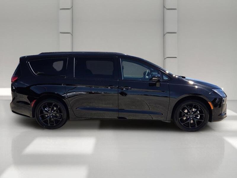 New 2027 Diamond Black Crystal Pearl-Coat Exterior Paint Chrysler LIMITED FWD image 6