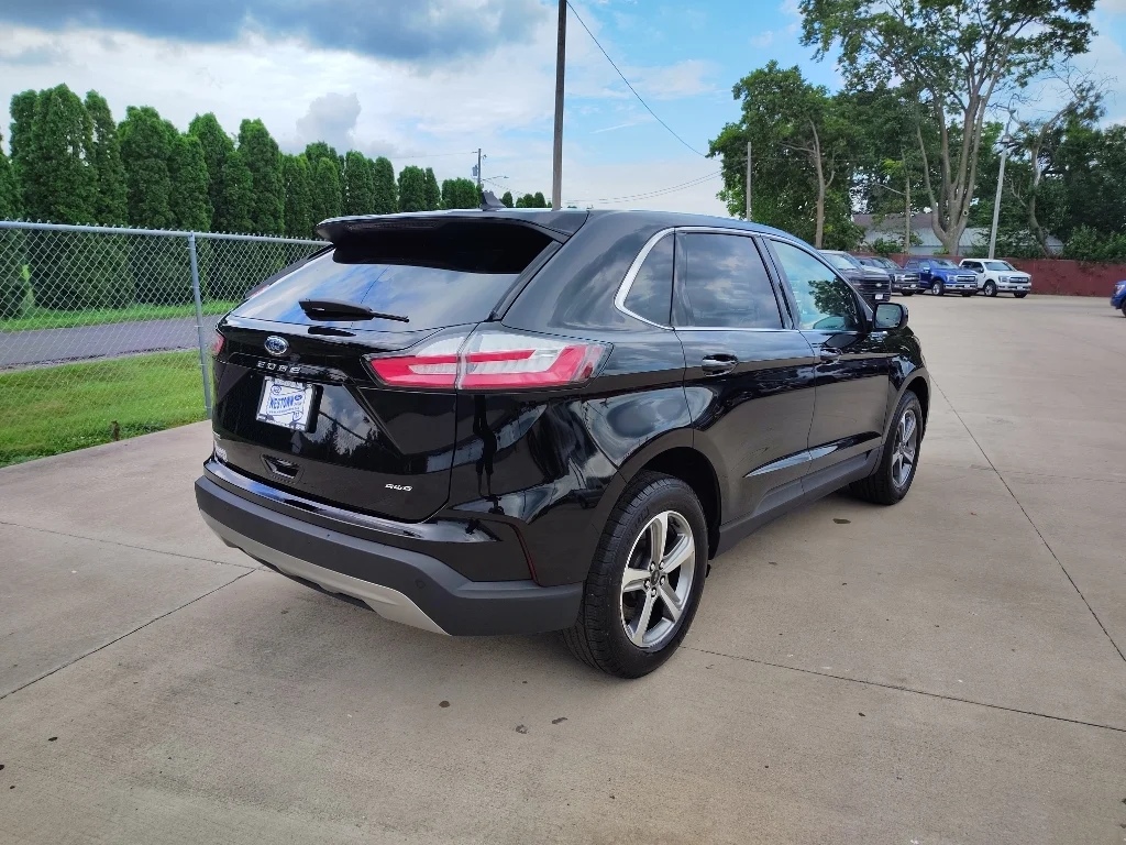 Used 2024 Agate Black Metallic Ford SEL image 4