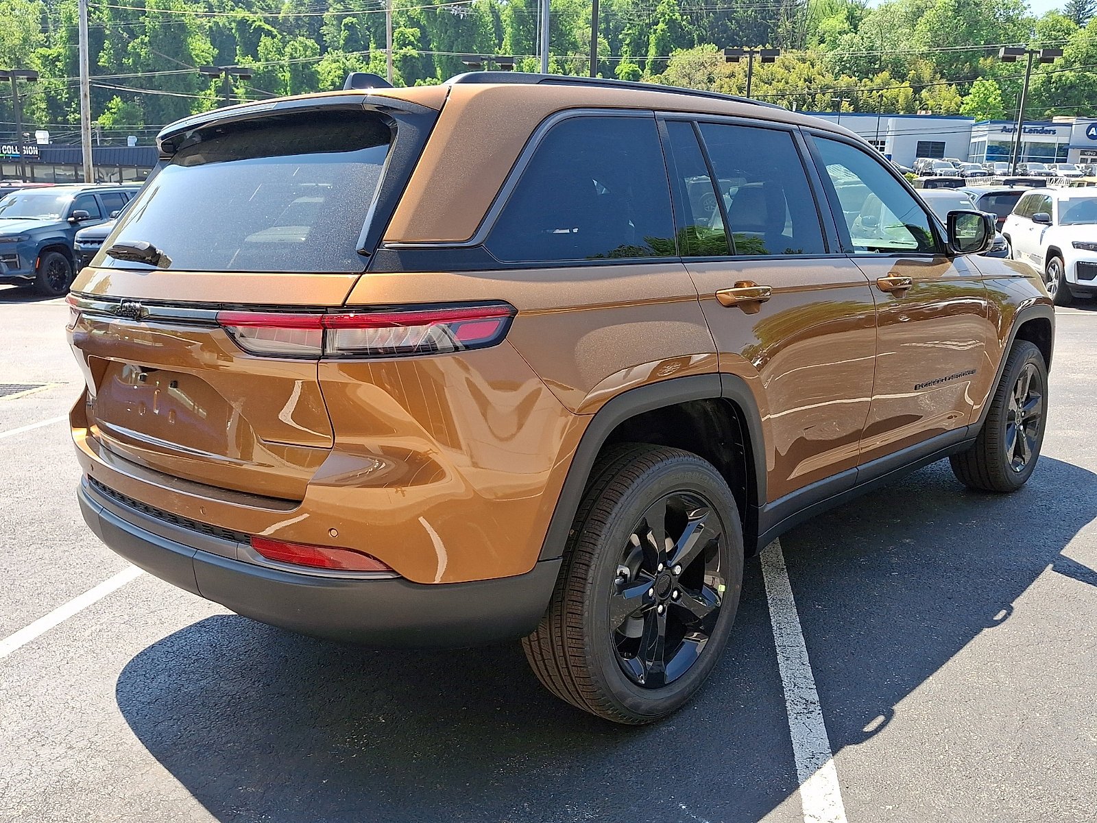 New 2026 Copper Shino Metallic Clear-Coat Exterior Paint Jeep Limited image 3