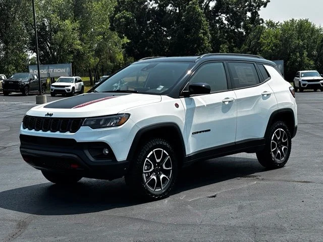 New 2026 Bright White Clear-Coat Exterior Paint Jeep Trailhawk image 3